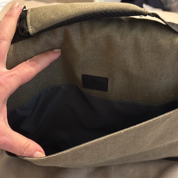 Wenger Zinc 14” Messenger Laptop Bag - Picture 10 of 14